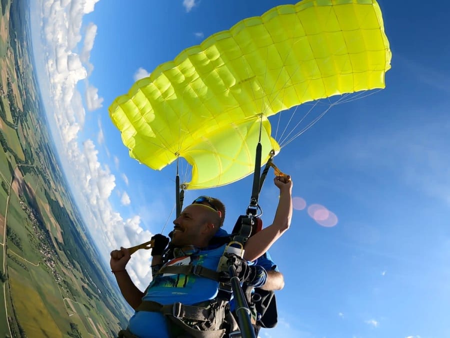 Tandem skydiving in Auxerre (89)