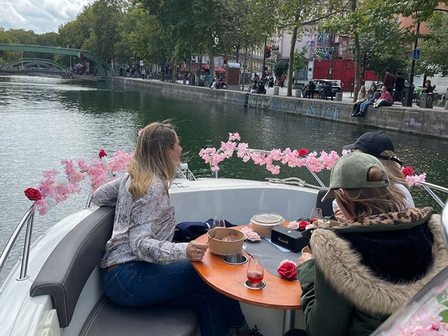 Croisière privée sur la Seine et le canal Saint-Martin à Paris 7ème