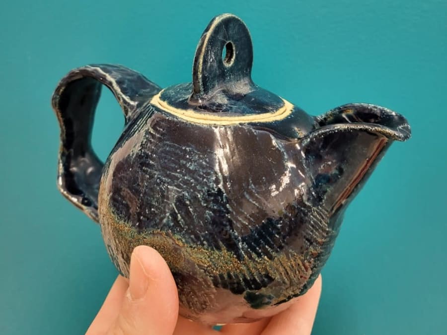 Workshop on Making a Teapot by Hand-Shaping in Marseille's 5th District 