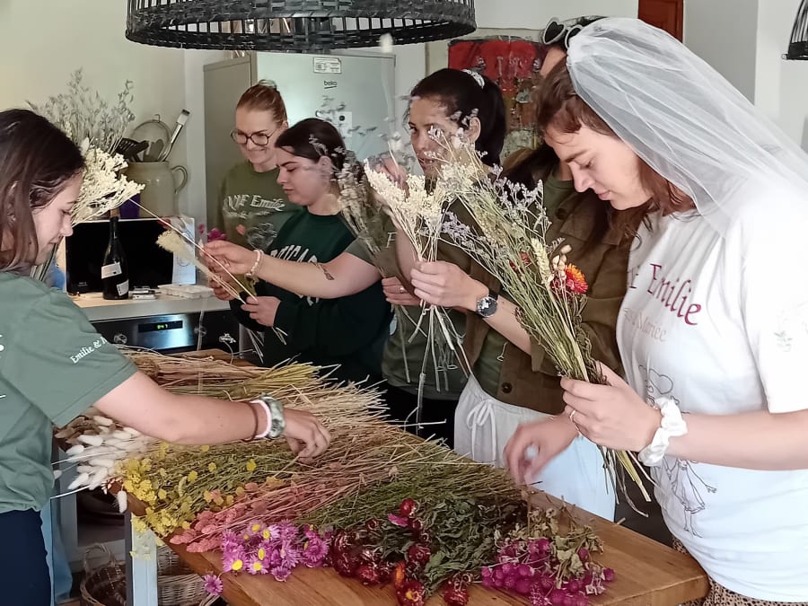 Atelier accessoires en fleurs séchées spécial EVJF à Meyrargues 