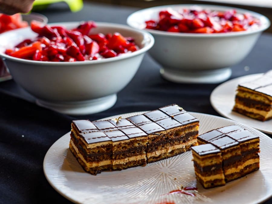 All-you-can-eat brunch cruise on the Seine