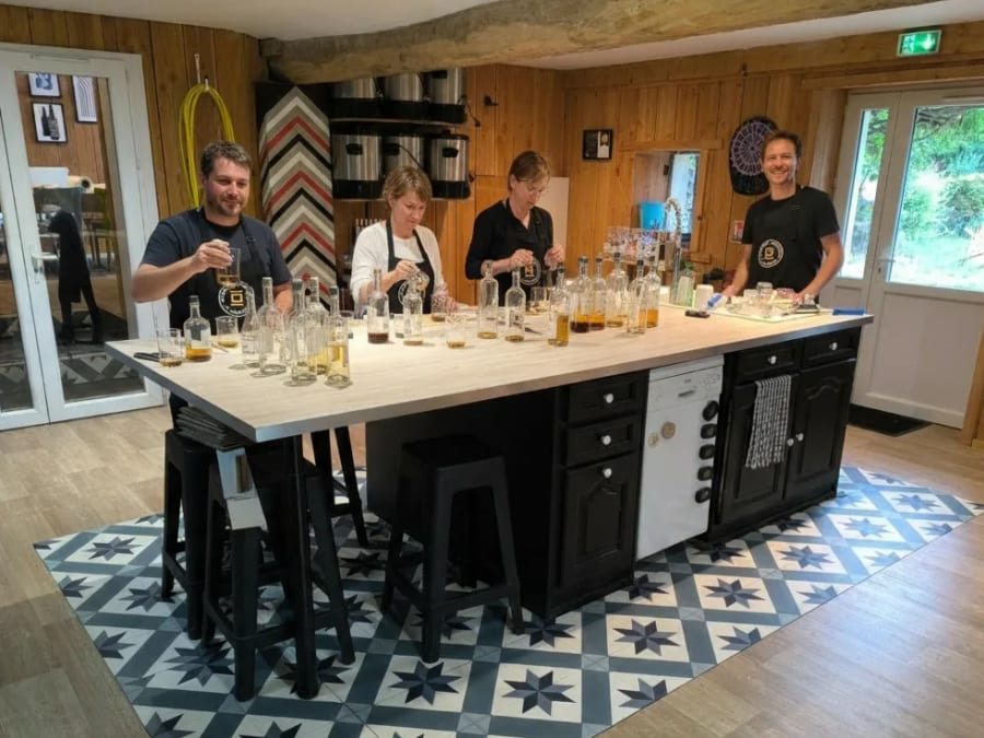 Whisky blending workshop in Sainte-Croix-du-Mont (33)