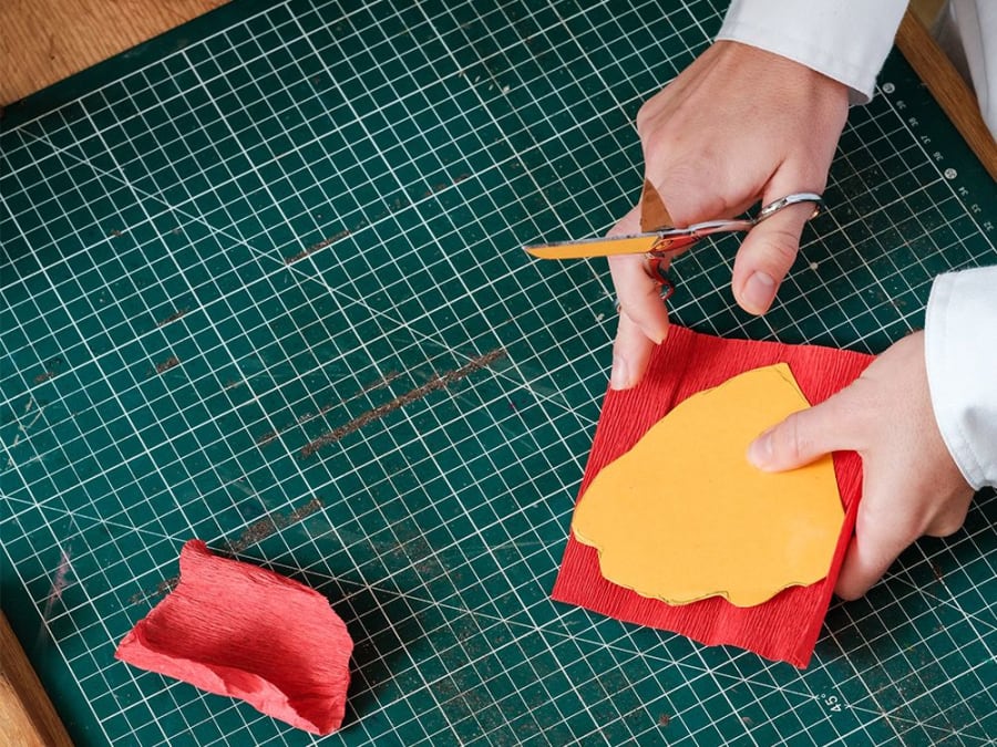 Taller de flores de papel crepé en el distrito 6 de Marsella