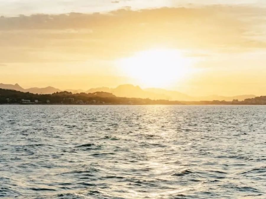 Puesta de sol en un catamarán con salida desde Dénia