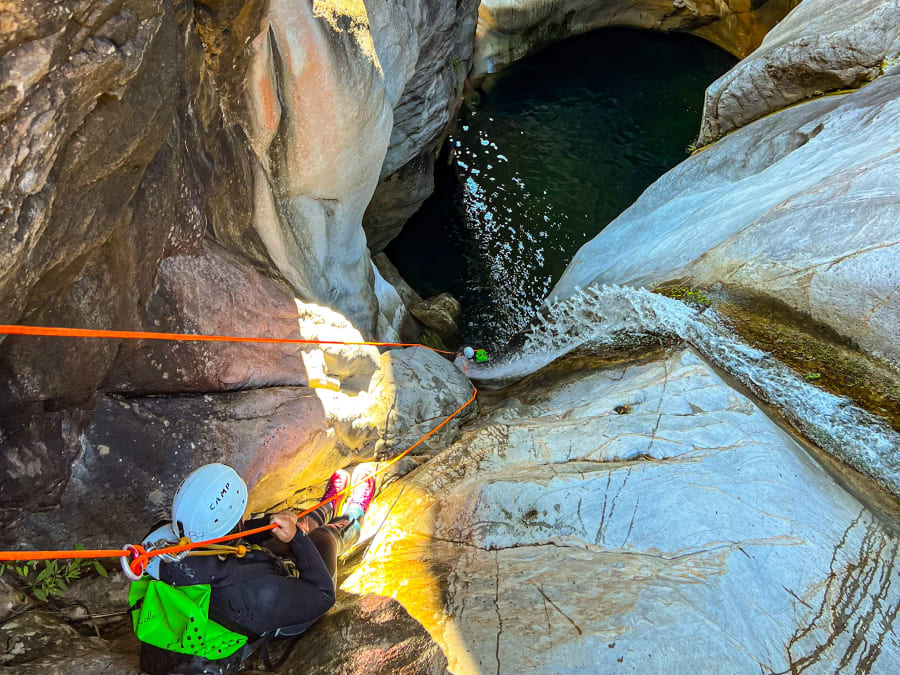 Canyoning intégral du canyon de Fleur Jaune à Cilaos, parcours complet avec rappel sur dalles polies