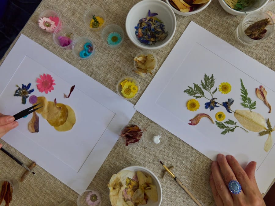 Workshop zum Junggesellinnenabschied: Herbarium mit gepressten Blumen im 19. Arrondissement von Paris