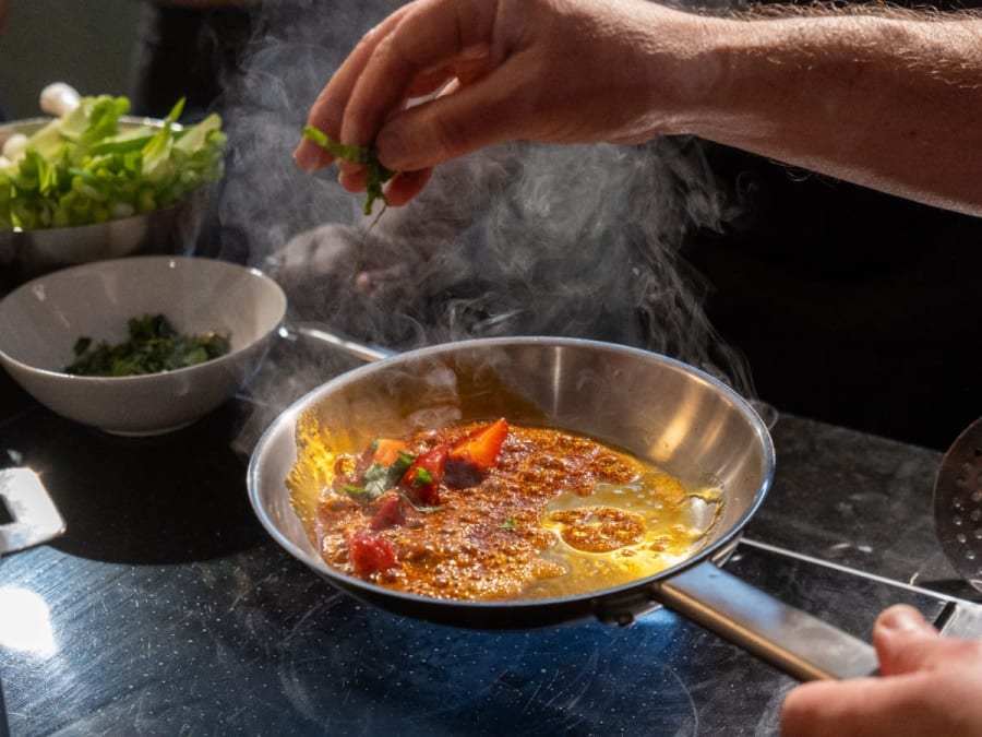 Aula de culinária com um chef e jantar especial de despedida de solteira em Paris