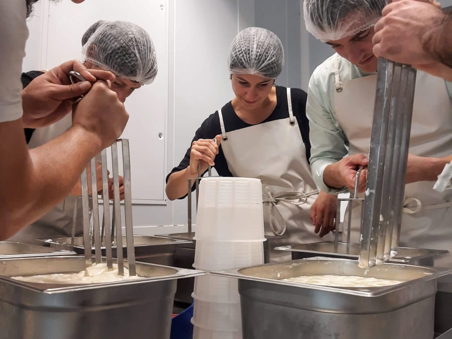 Atelier fabrication de tomme de fromage à Paris 18ème