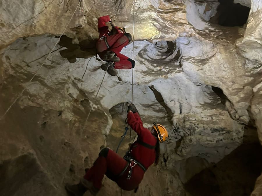 Caving in the Eaux Chaudes chasm (09)
