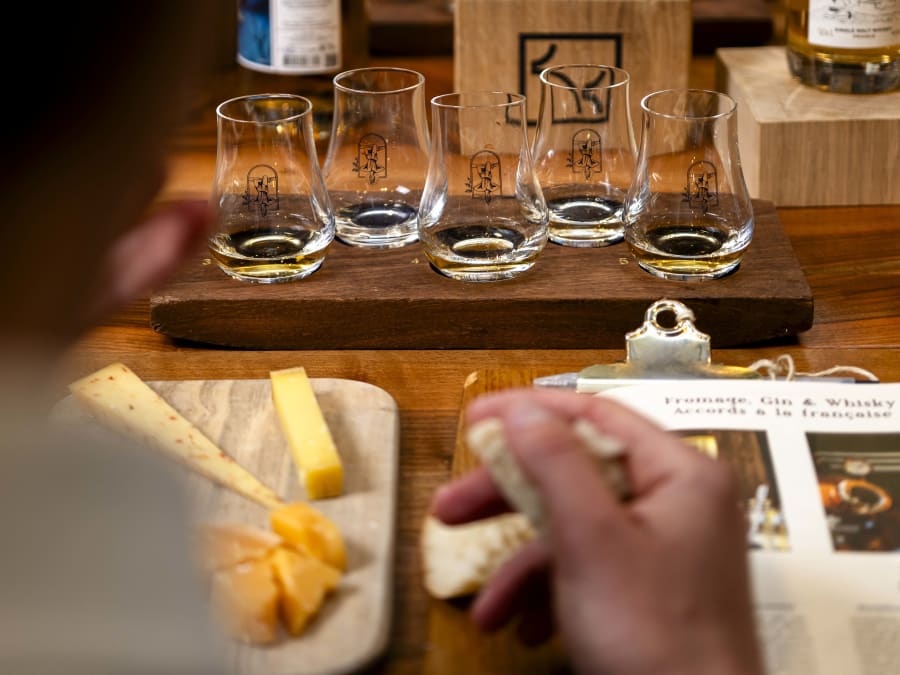 Gin, whisky and cheese pairing workshop in Paris 1st district