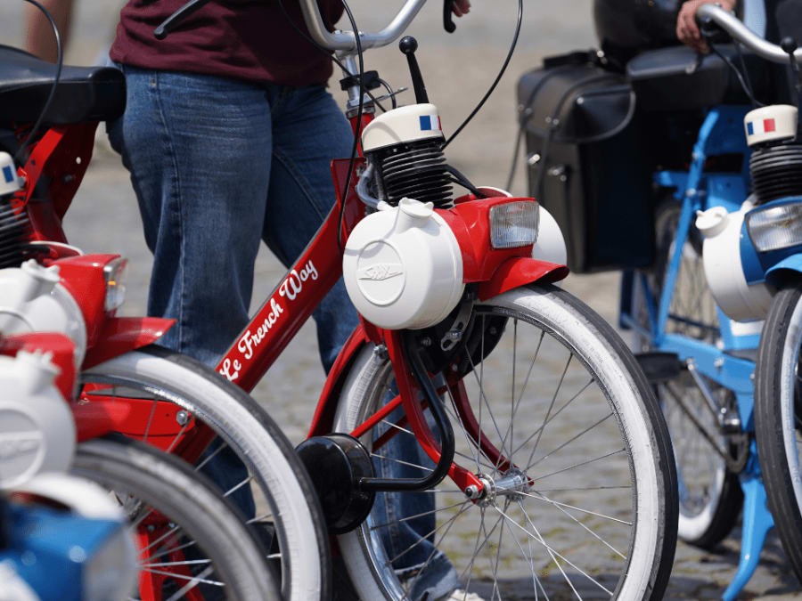 English guided tour of Paris Rive Droite 2h by E-Solex