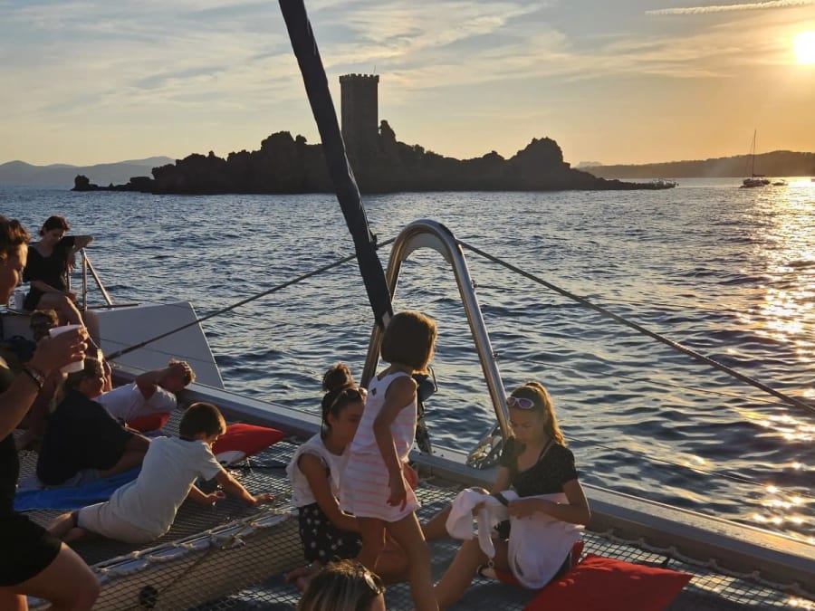 Crucero al atardecer en catamarán por Saint-Raphaël (83)