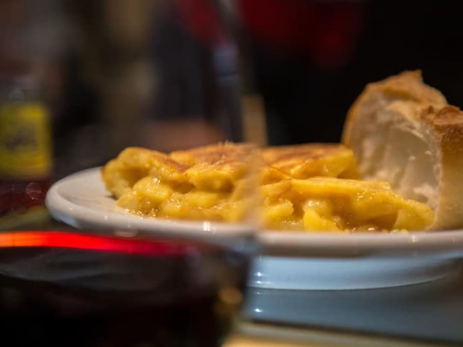 Wine and Tapas Food Tour with Lunch in Madrid