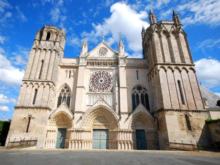 Visite à pied d'Aliénor d'Aquitaine à Poitiers (86)