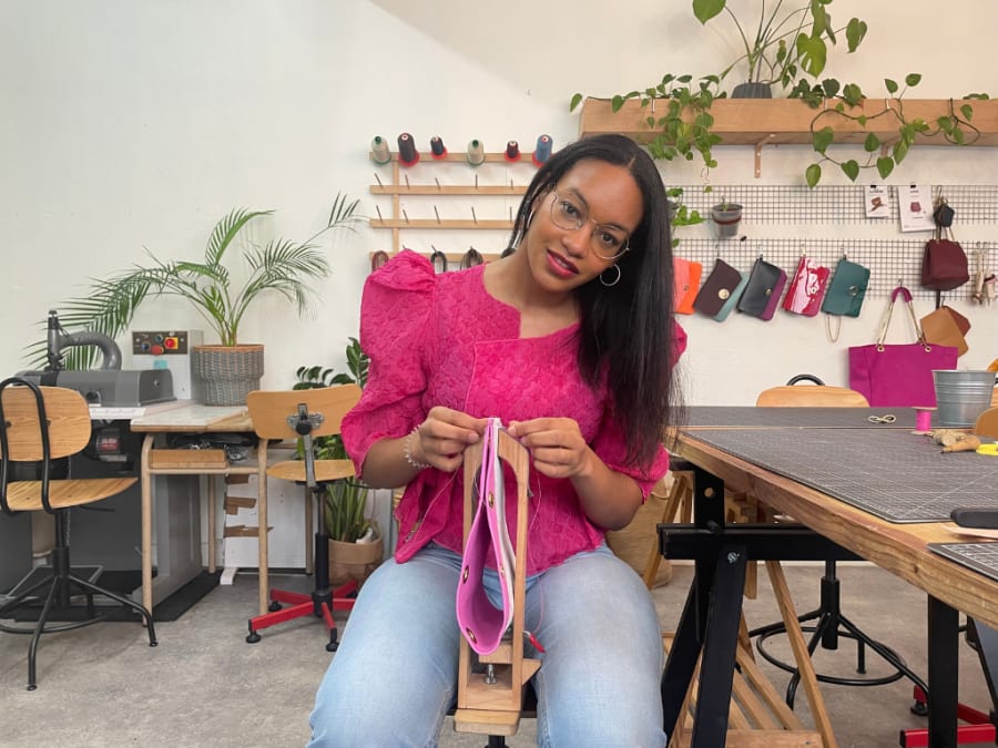 Taller de marroquinería de bolsos en el distrito 14 de París