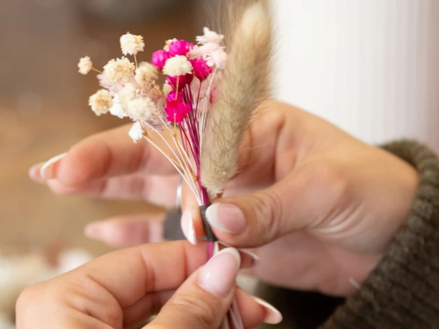 Taller de confección de una corona de flores secas en París
