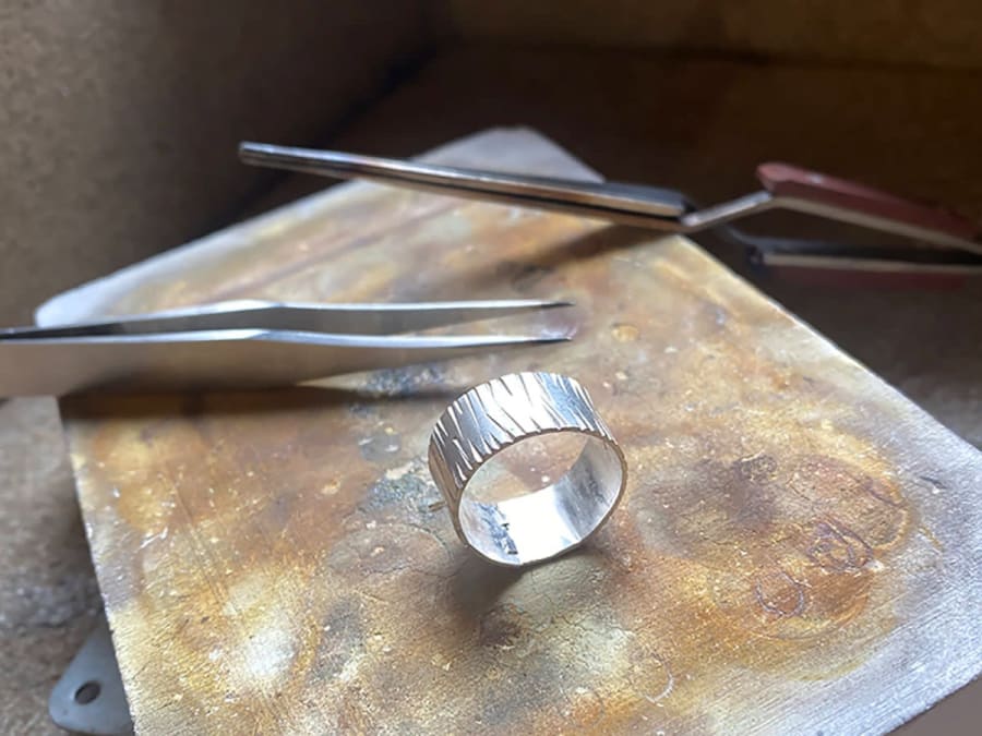 Atelier bague tournante en argent massif à Lège-Cap-Ferret