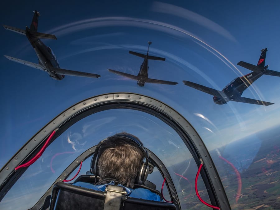 Vol à bord d'un avion de l'armée de l'air à Pontoise (95)