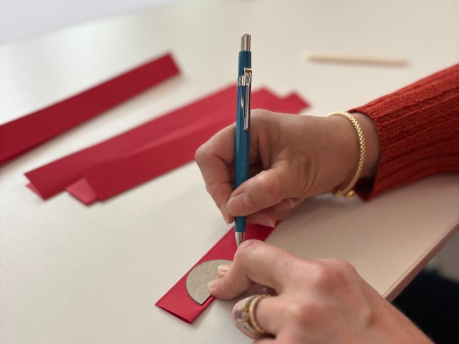 Workshop zur Gestaltung eines Papierfaltkunstwerks im 11. Arrondissement von Paris