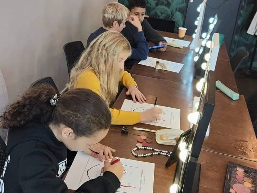 Iniciación a la pintura de caras para niños en el distrito 8 de 