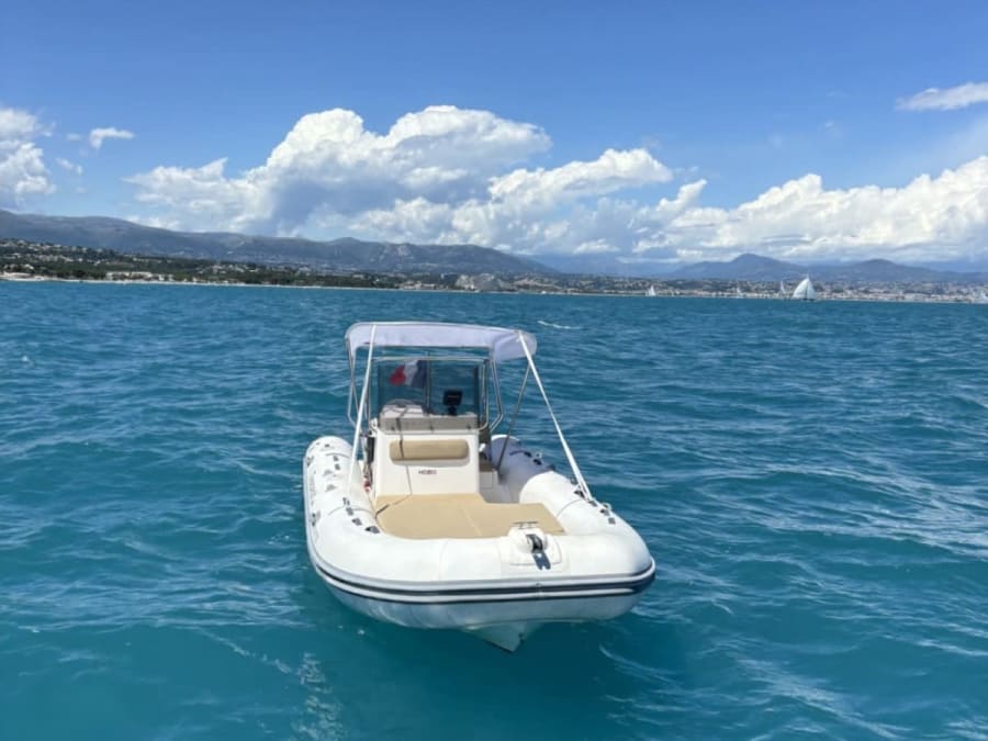 Boat rental for 4 people in Antibes (06)
