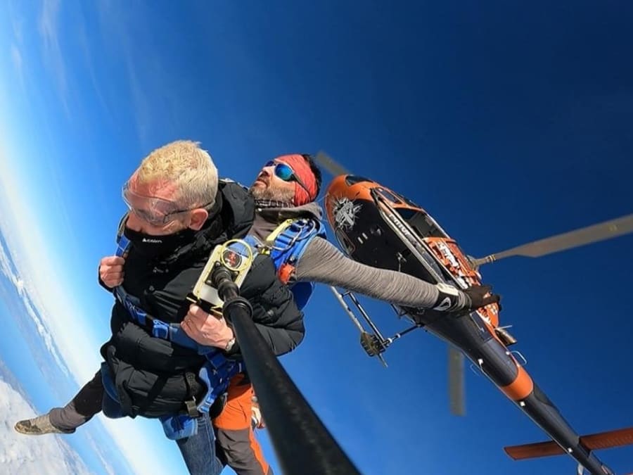 Saut en parachute depuis un hélicoptère à Megève (74)