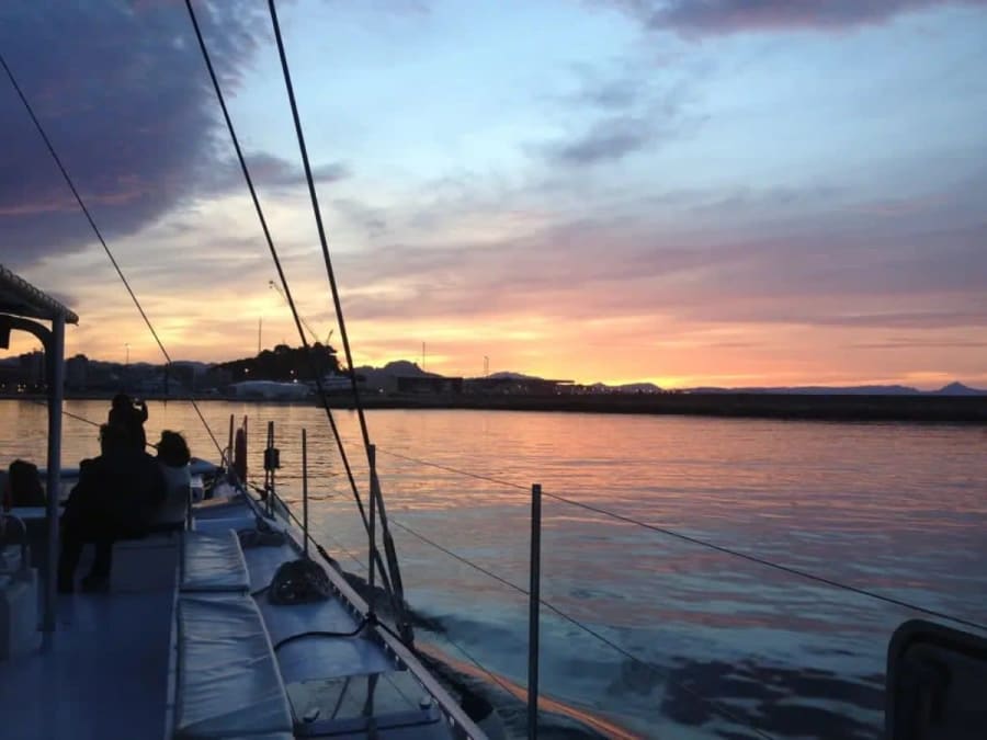 Puesta de sol en un catamarán con salida desde Dénia