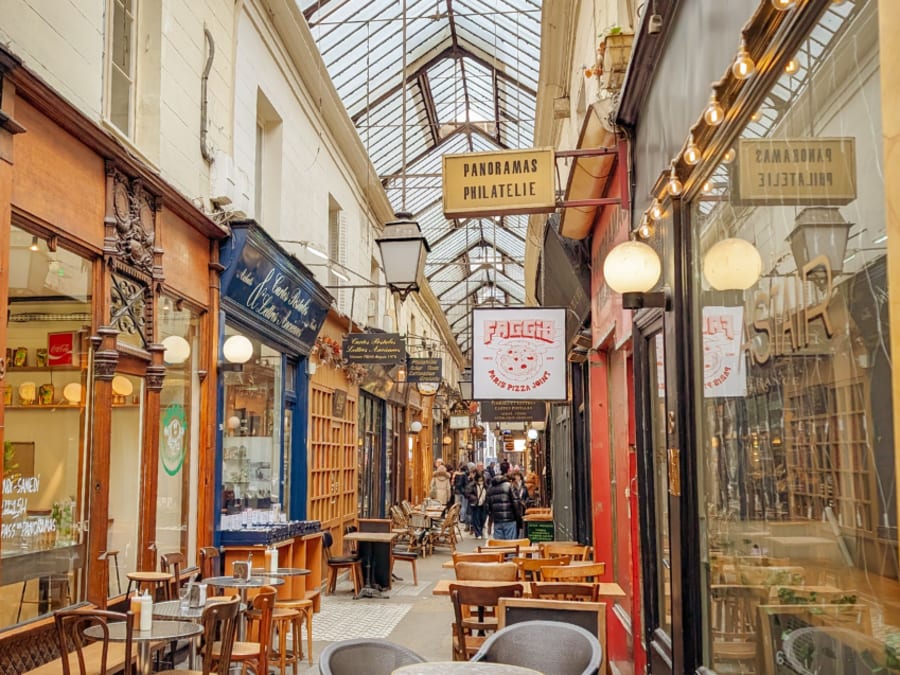 Team building cluedo de Noel dans les passages couverts à Paris 