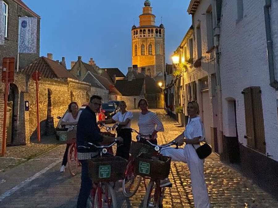 Recorrido en bicicleta por los lugares imprescindibles y los tesoros ocultos de Brujas