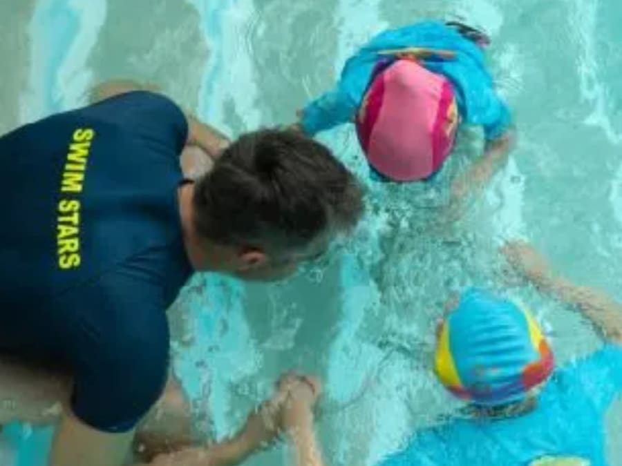 Cours de natation pour enfants à la piscine de Boulogne (92)