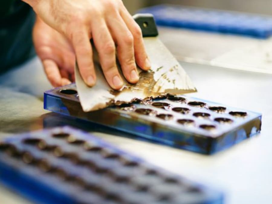 Taller de elaboración de caramelos de chocolate en Niza (06)