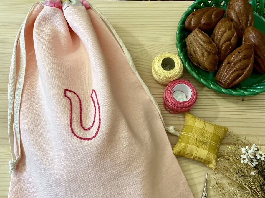 Atelier broderie sur pochon à  Paris 8ème