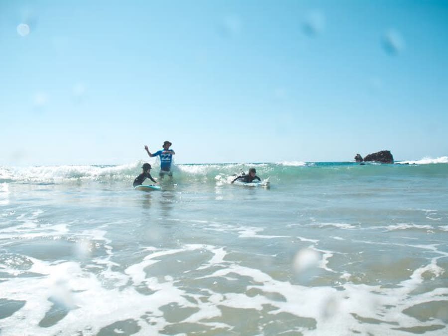Aulas de surf para crianças e famílias em Fuerteventura