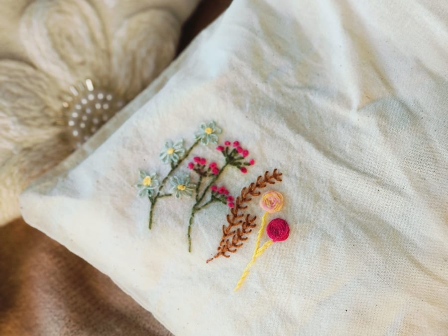 Atelier broderie sur pochon à Luchapt (86)