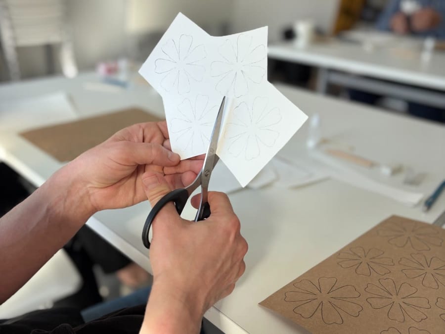 Workshop zur Herstellung einer Blumenbrosche aus Papier im 11. Arrondissement von Paris