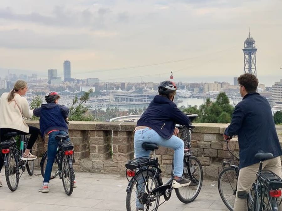 Circuit de 2 h 30 en vélo électrique à Barcelone : parcs, jardins, plage et vues panoramiques