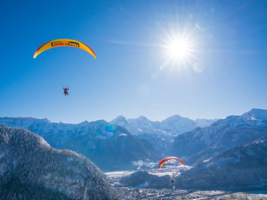 Vol hiver en parapente au-dessus d'Interlaken