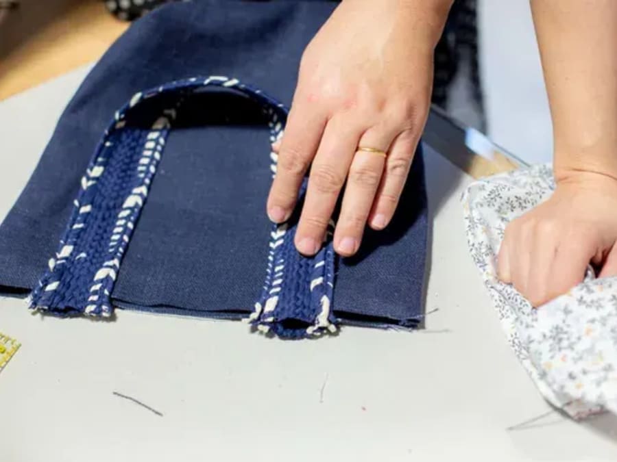 Atelier couture d'un sac en lin à Suresnes (92)