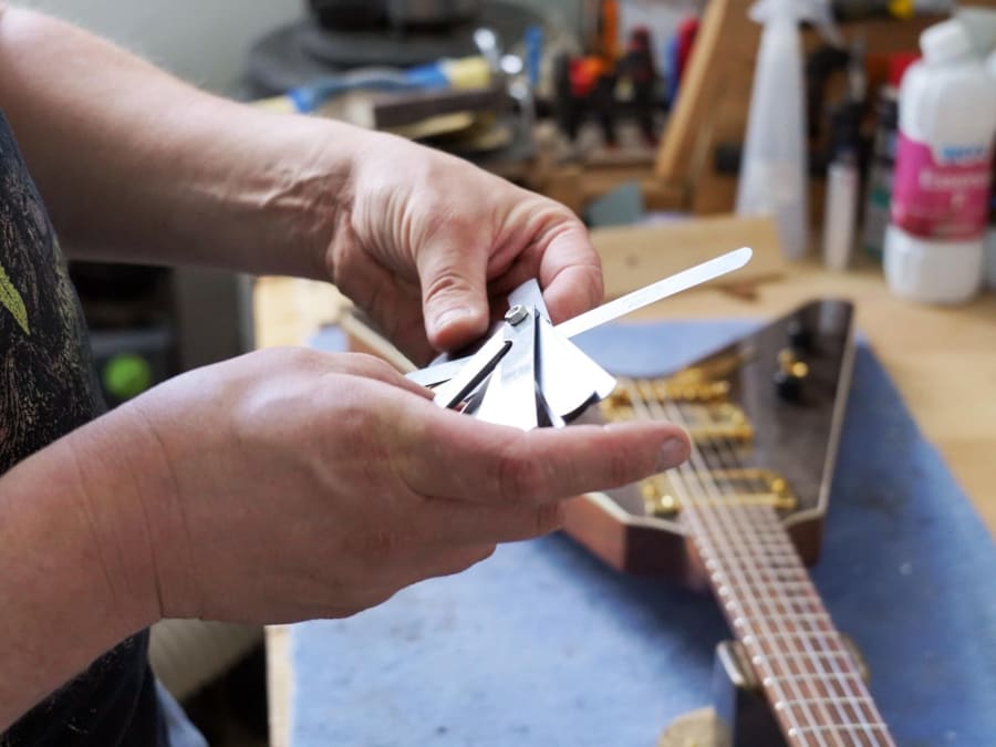 Taller de afinación de guitarras y bajos con un luthier en el di