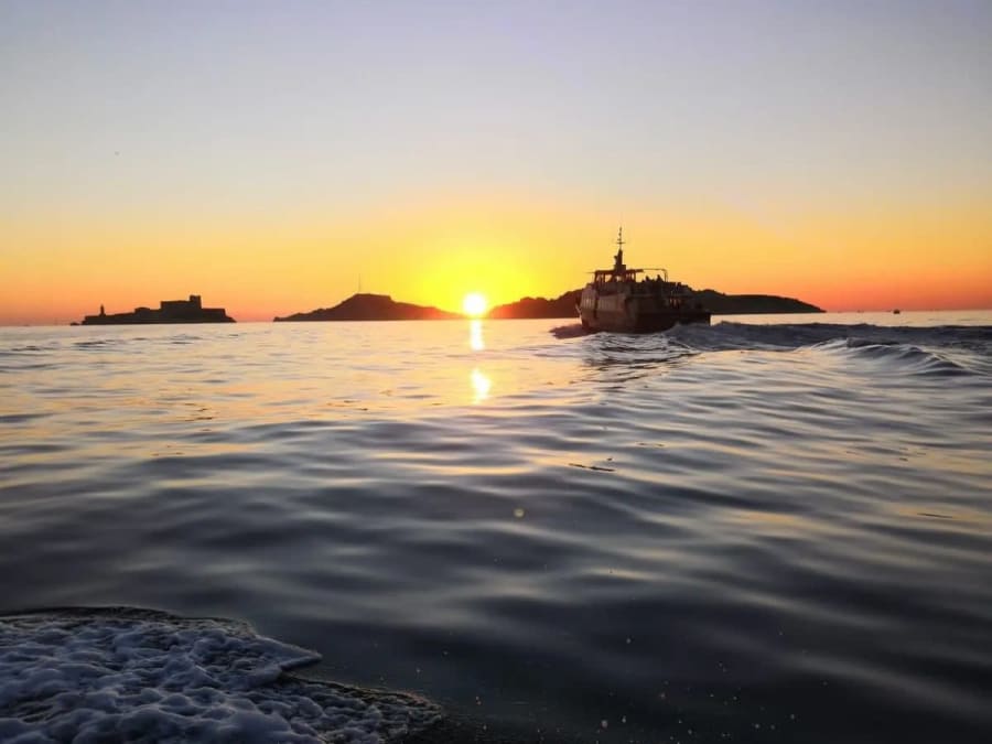Dégustation de vins au coucher de soleil en bateau à Marseille
