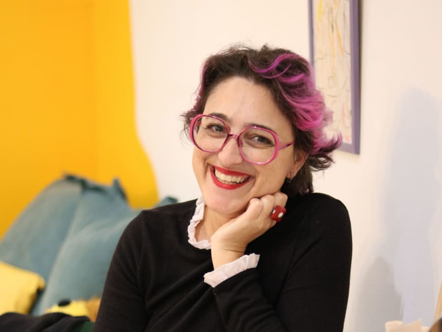 Taller de creación de objetos en resina de jesmonita en Niza (06