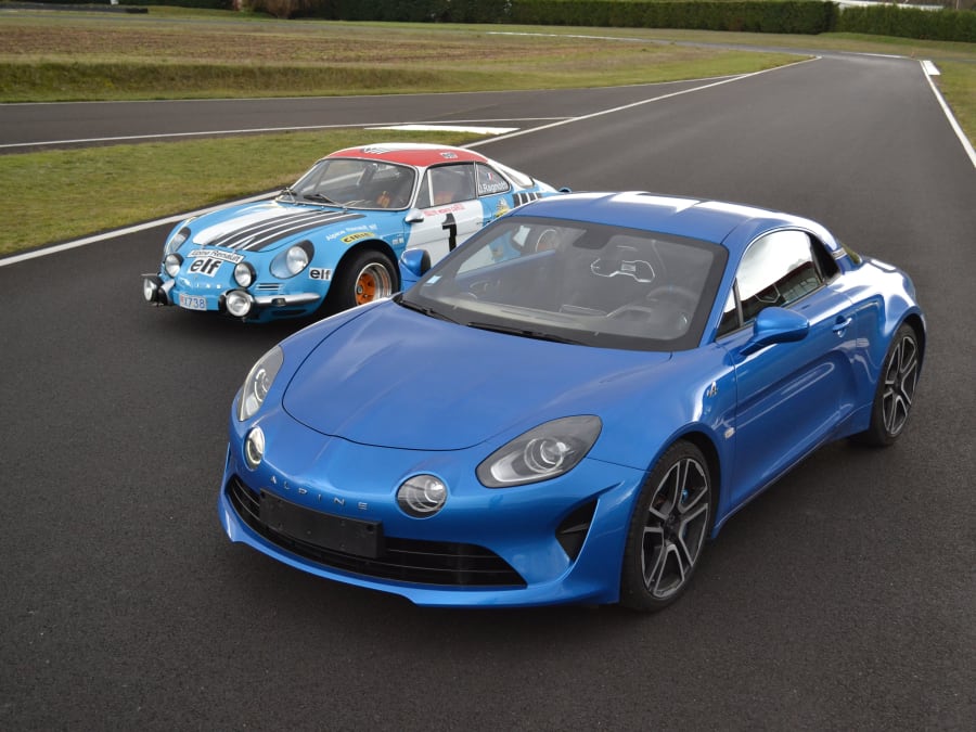 photo d'une alpine bleue sur un circuit
