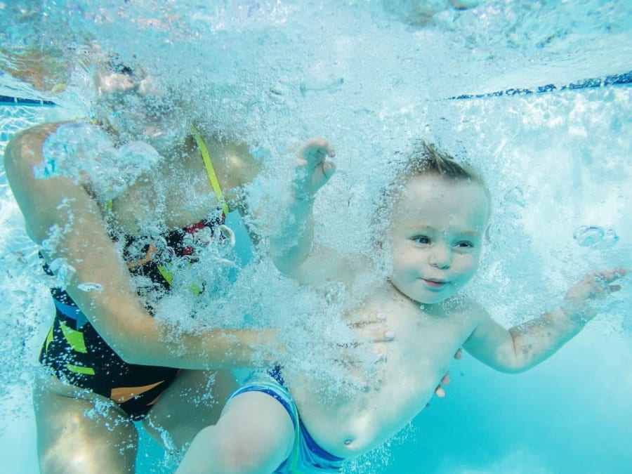 Clases de natación para bebés en la piscina de Boulogne-Billancourt (92)