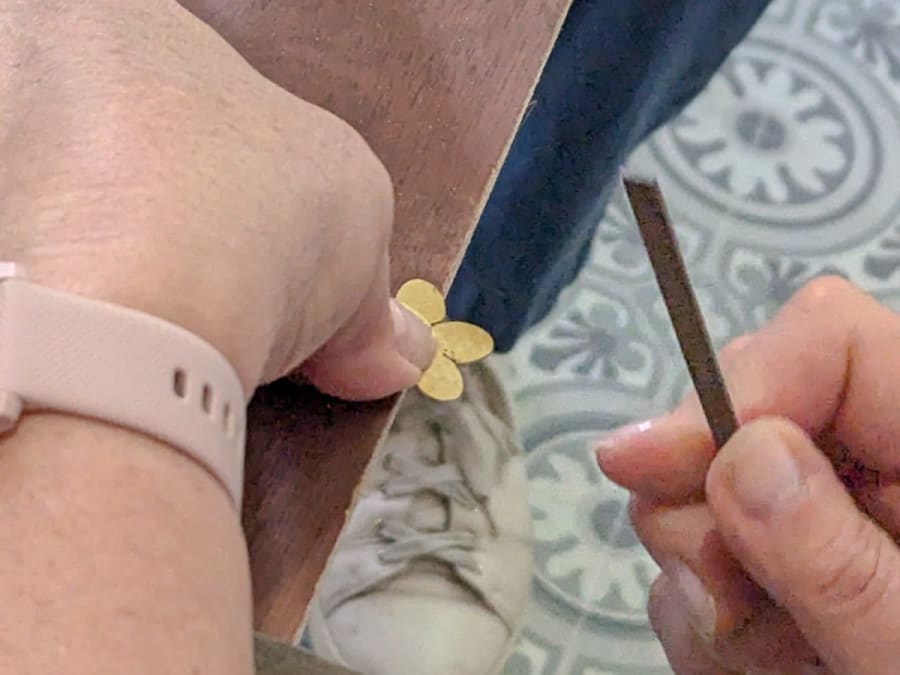 Atelier création boucles d'oreilles martelées en laiton doré à Nantes (44)