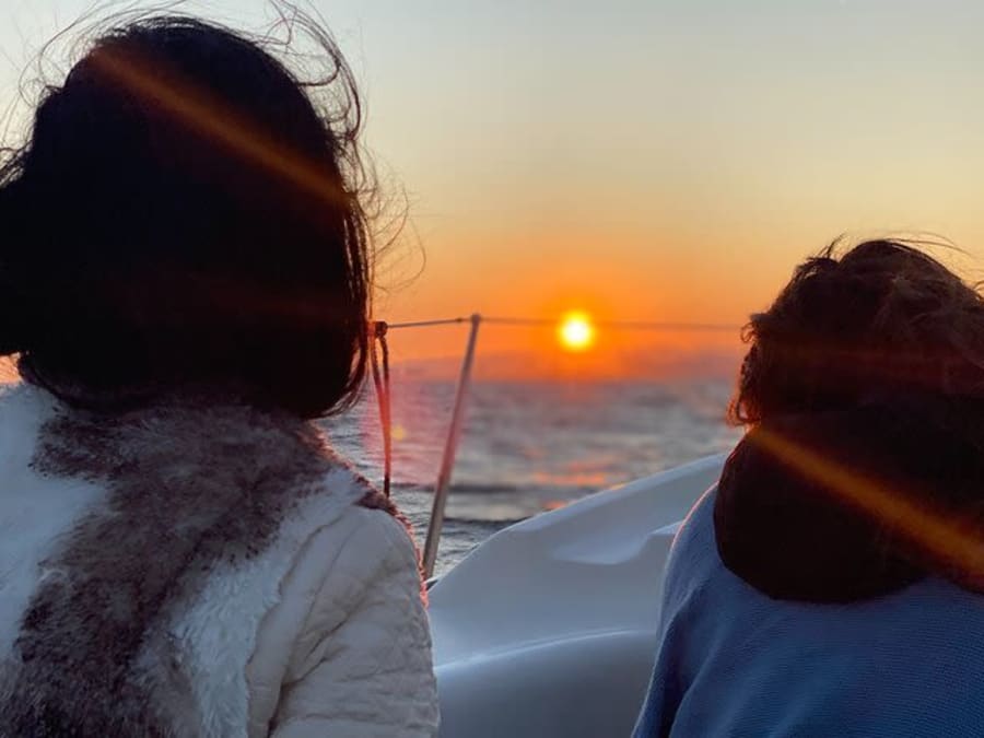 Privater Segeltörn bei Sonnenuntergang mit offener Bar in Barcelona