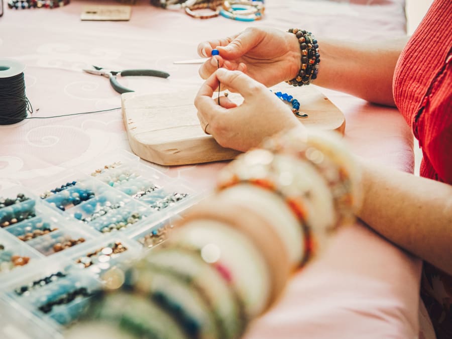 Atelier spécial EVJF bijoux en minéraux à Nancy (54)
