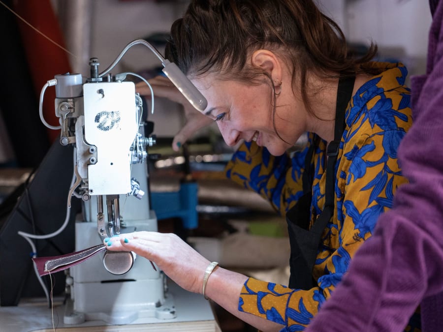 Taller de bolsos de piel con cremallera en el distrito 1 de Lyon