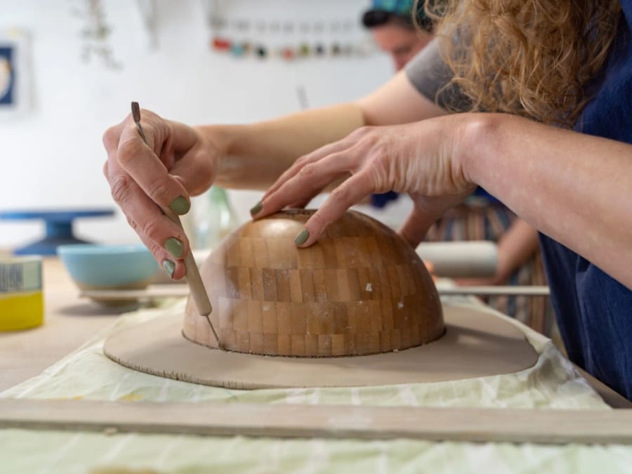 Team Building Modelage et peinture sur céramique à Paris 11ème