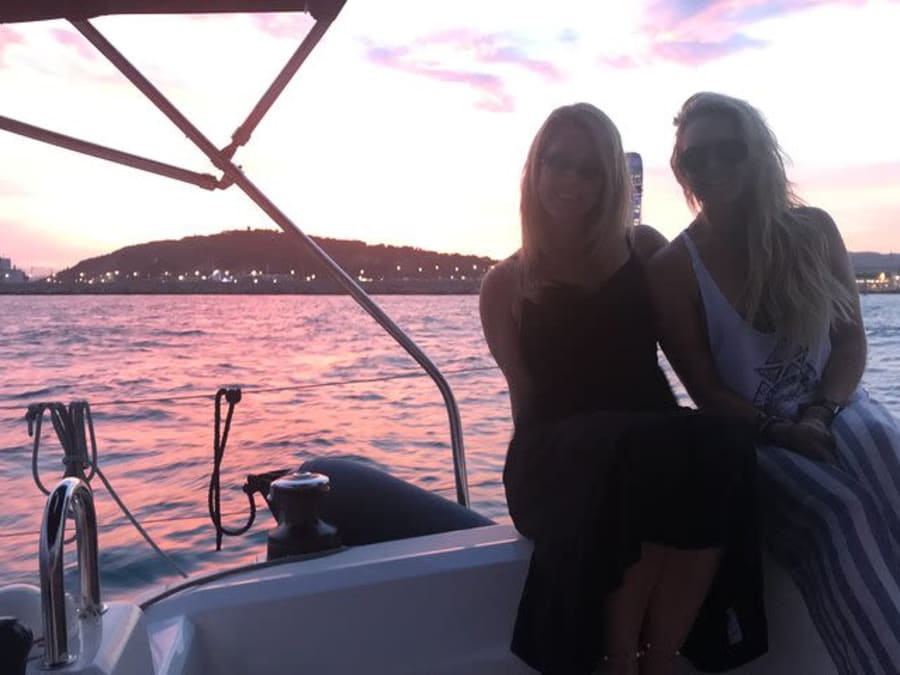 Privater Segeltörn bei Sonnenuntergang mit offener Bar in Barcelona