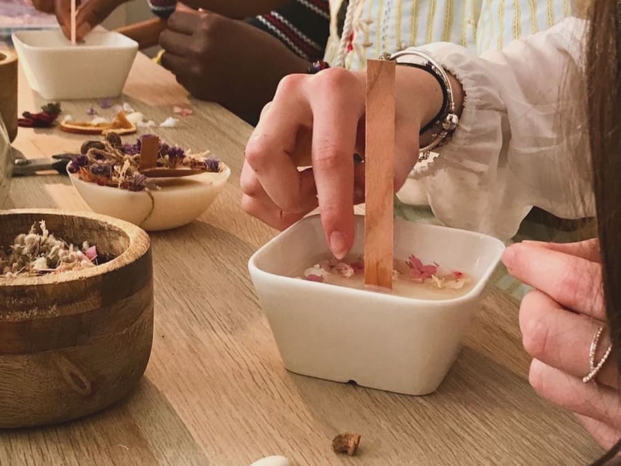 Taller de velas floridas en el distrito 14 de París